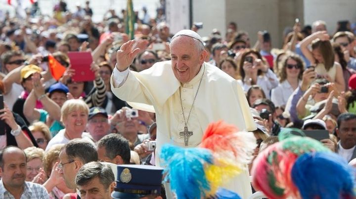 El papa Francisco reclamó la reducción de jornadas laborales y un salario básico universal