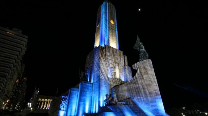 El Monumento a la Bandera se iluminó de manera especial para celebrar el día de la enseña patria