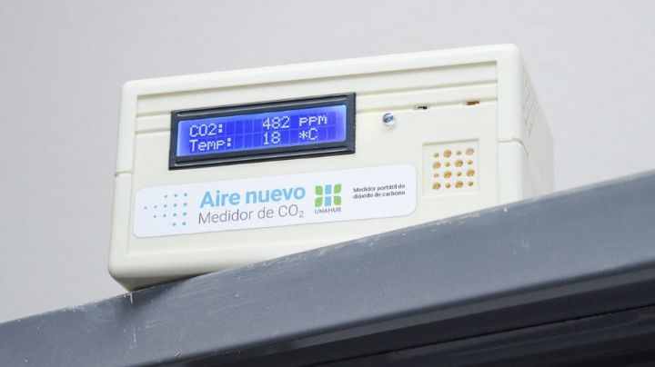 Autoridades de La Matanza entregaron medidores de dióxido de carbono en las escuelas