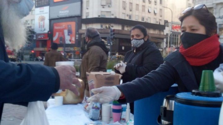 Organizaciones sociales ofrecen desayunos populares como medida de lucha