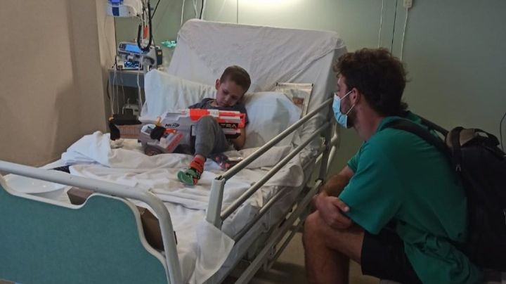 Santi Maratea conoció a tres chicos que están recibiendo tratamiento médico en Barcelona