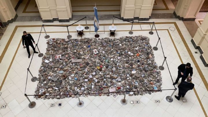 El Gobierno recogió las piedras de la marcha y construirá un espacio de la memoria