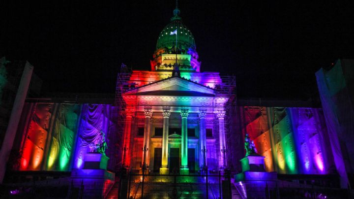 El Congreso se iluminó con los colores del movimiento LGBTTTIQ+