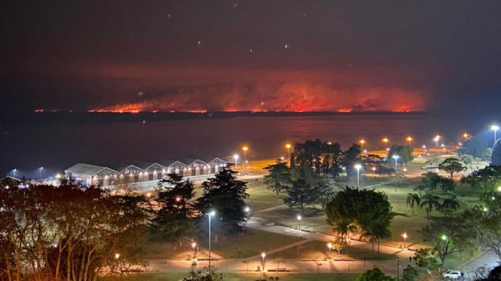 Entre Ríos y Santa Fe continúan luchando contra los incendios en las islas del Paraná