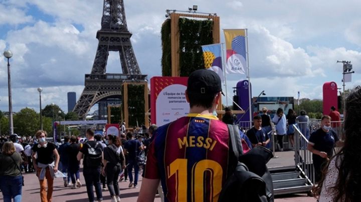 "Messimanía" en París: cientos de fanáticos esperan la llegada del astro del fútbol
