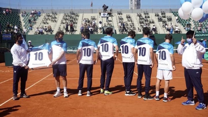 El equipo argentino de Copa Davis homenajeó a Maradona