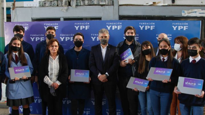 YPF y Fundación YPF entregaron notebooks y material educativo a escuelas en Chubut