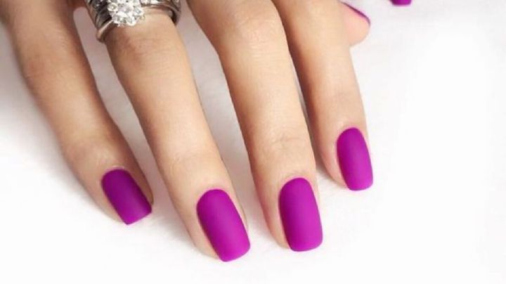 6 diseños de uñas púrpura para lucir durante la primavera