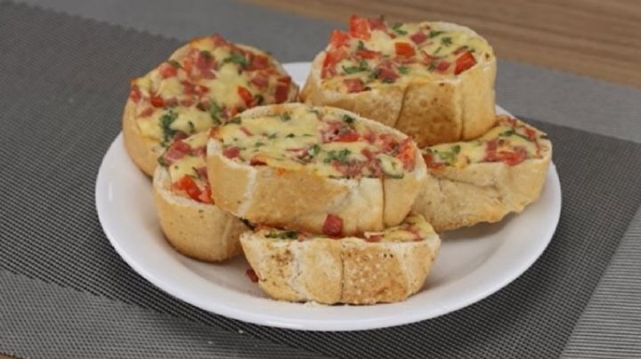 Con esta receta transformá el pan duro en unas deliciosas pizzetas rellenas