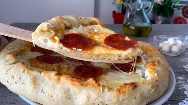 Receta de pizza con borde relleno de queso, sin gluten, sin horno y en 15 minutos