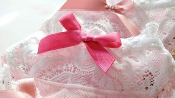 Descubre la historia de regalar una bombacha rosa para Navidad