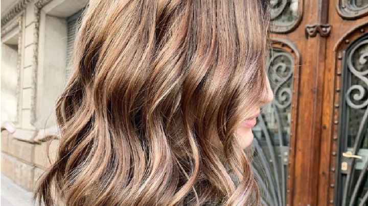 Dile adiós al balayage, las mechas Woodlights son ideales para tapar las canas del pelo con estilo