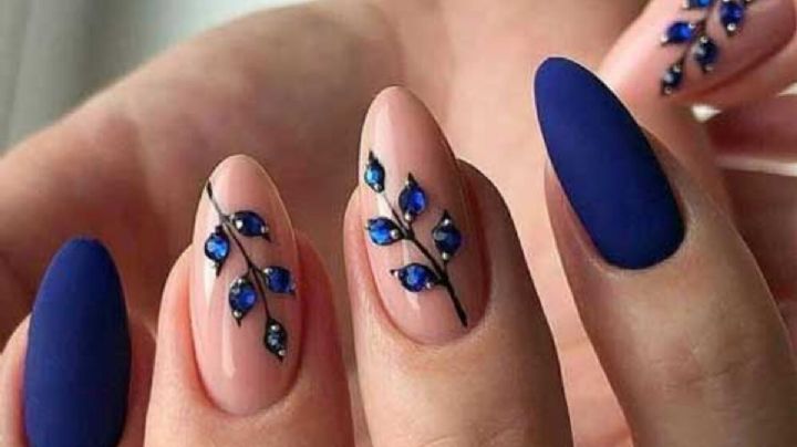 Nail art: diseños de uñas con azul y glitter que te harán lucir elegante en estas fiestas