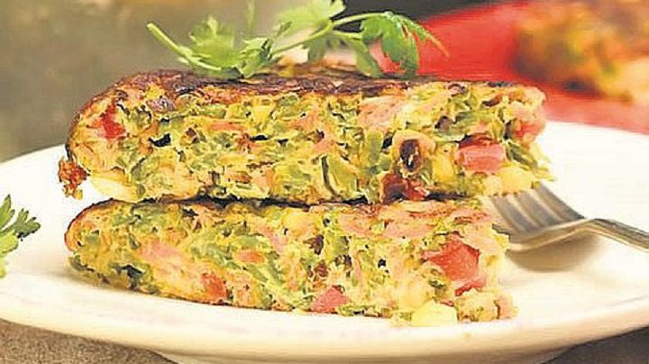 Receta culinaria: Tortilla de pavita, verduras y queso un plato rico en fibra, hierro y vitaminas