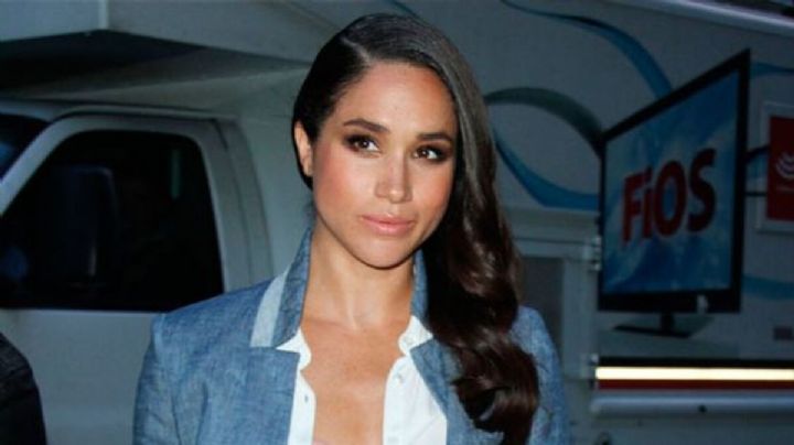 Con un look denim, Meghan Markle deja ver las tendencias del próximo verano.