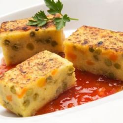 Polenta tricolor con mermelada de tomates, una espectacular y simple receta