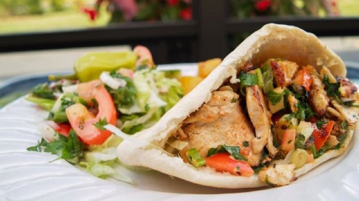 Fajitas integrales con pollo y vegetales: una receta fácil, saludable, y económica