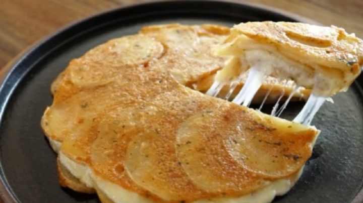 Tortilla de papa rellena, una receta para chuparse los dedos