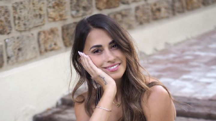 Antonella Rocuzzo juega a ser modelo con sus glamorosos looks