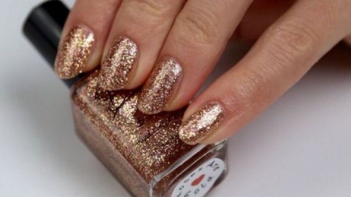 Diseños de uñas minimalistas con dorado, para lucir manos elegantes todos los días