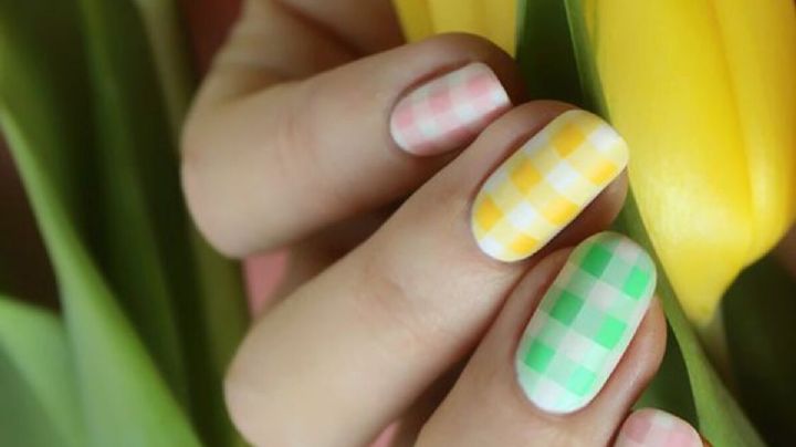 Gingham nails: diseños de uñas ideales para la vuelta a la oficina