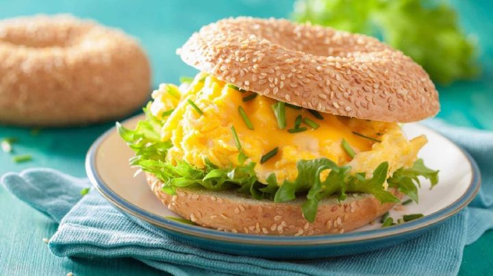 Hamburguesa al ajo, la receta proteica de Ingrid Grudke para una cena rápida, liviana y nutritiva