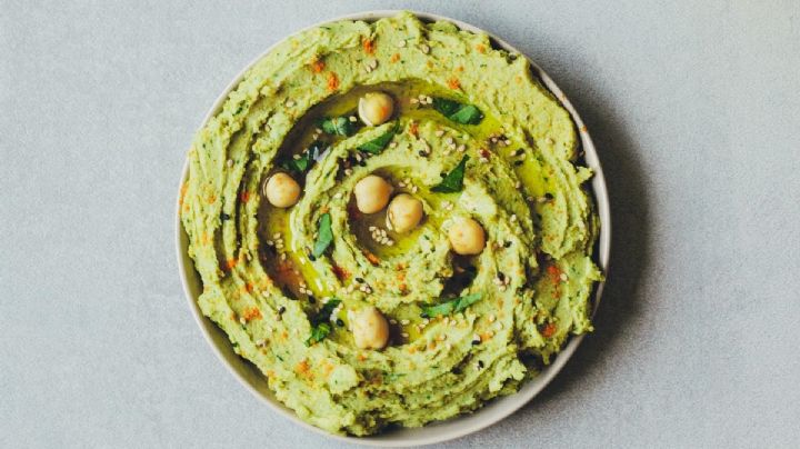 Hummus de albahaca con tomates confitados, una receta fácil con un resultado delicioso