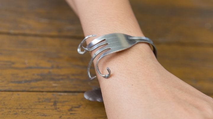 Manualidades: transforma un viejo tenedor en una lujosa pulsera con esta idea