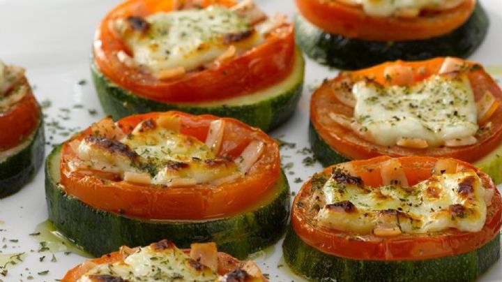 Prepara un platillo liviano y nutritivo con esta receta de pizzetas de zapallitos sin horno