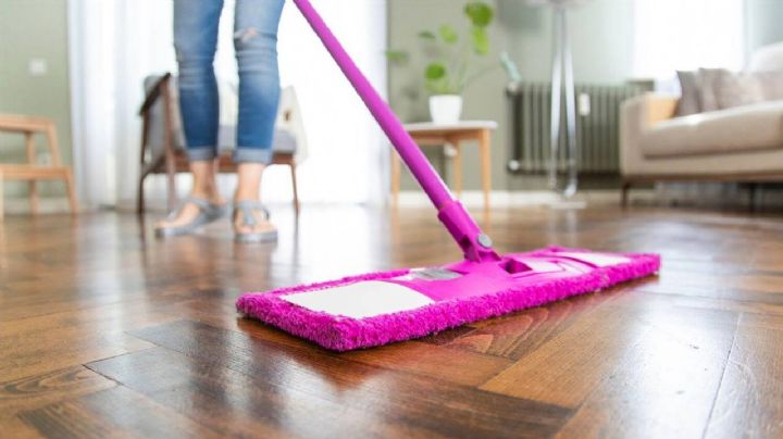 4 trucos de limpieza infalibles para quitar arañazos y marcas en los pisos de madera