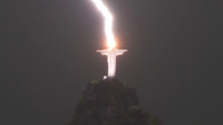 El rayo divino: la impresionante foto que muestra el impacto de un rayo sobre el Cristo Redentor