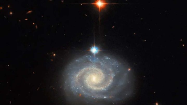 El telescopio Hubble capto una galaxia cuya luminosidad desafía las leyes de la física