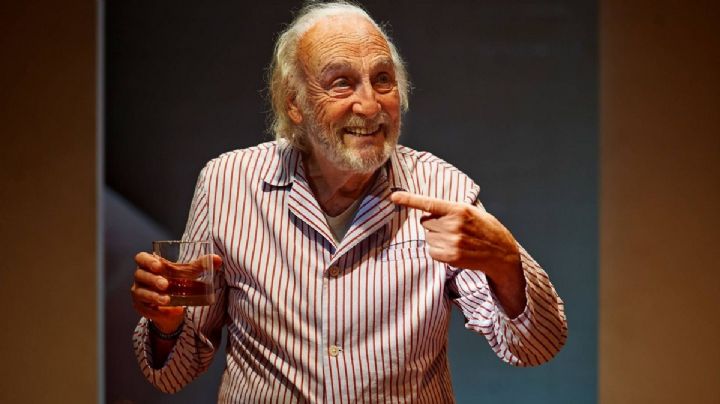 Héctor Alterio volvió al país a sus 93 años y se despedirá de los escenarios con la obra “A Buenos Aires”