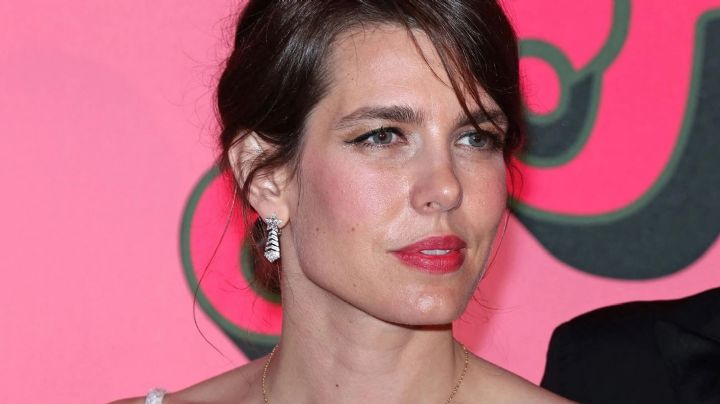 Carlota Casiraghi deja perplejos a sus fanáticos con un sofisticado vestido y aros de 50 mil dólares