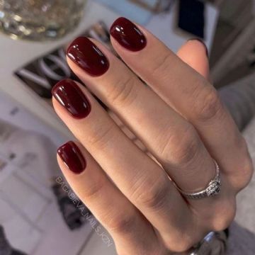 Plum nails, 7 diseños de uñas en tono ciruela que enamoran con su estilo