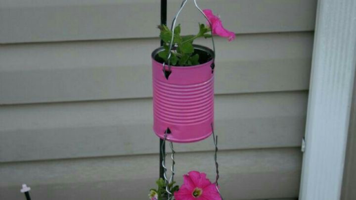 No lo tires, haz un jardín vertical con latas y botellas para renovar la decoración de tu hogar