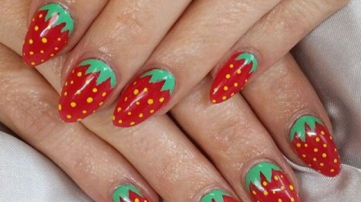 Strawberry nails, 7 diseños de uñas para inspirar tu próxima manicura