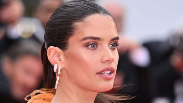 La modelo Sara Sampaio confirma que el naranja seguirá vigente en la próxima primavera