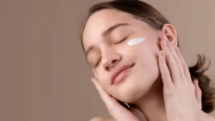 Rejuvenece tu piel con esta crema casera a base de maicena, aloe vera y laurel