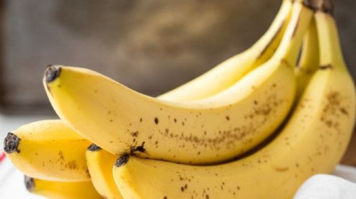 Si tienes una banana, una tapa para empanadas y azúcar con esta receta te salvo la merienda