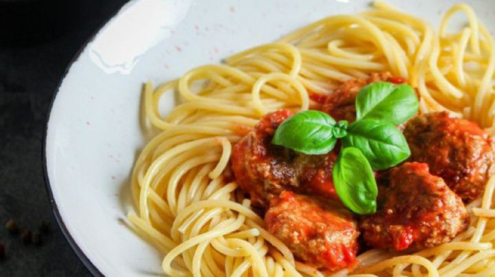 Con esta receta prepara unos deliciosos Fideos con albóndigas, un plato económico y rendidor