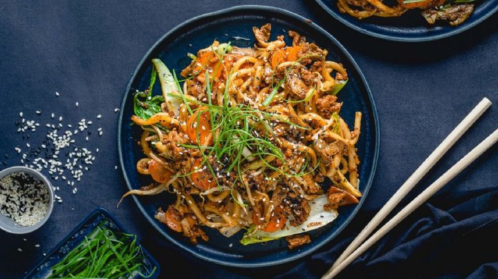 Udon con ternera y verduras, la receta de los fideos japoneses que puedes preparar en 15 minutos