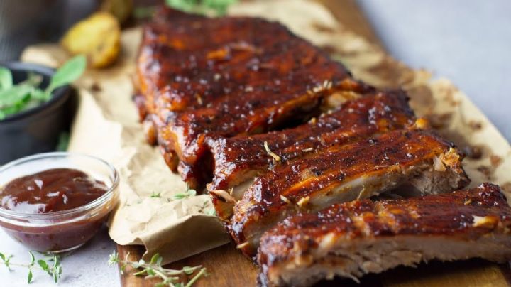 Ribs de cerdo a la barbacoa, la receta con el secreto para que se desarmen en tu boca