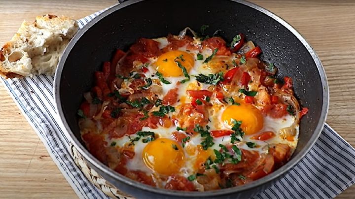 Huevos ahogados en salsa, la receta fácil de Pepe Cibrián Campoy que muestra su segundo talento