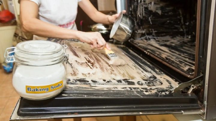 Con este efectivo truco de limpieza tu horno quedará reluciente