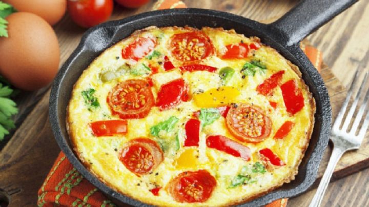 Si tienes 3 salchichas, 2 huevos, medio tomate y algo de queso con esta receta te salvo la cena