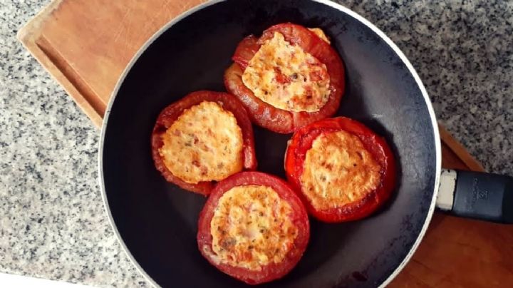 Si tienes un tomate, un huevo, cebolla y queso de rallar con esta receta te salvo la cena