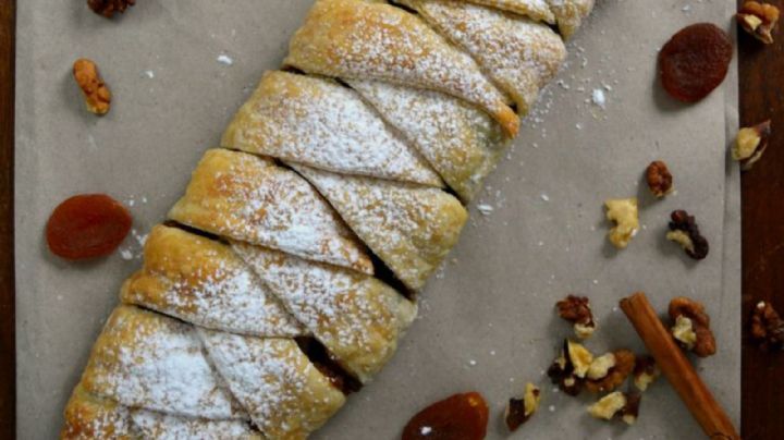 Si tienes una tapa de tarta, un huevo, azúcar y manzanas, con esta receta puedes preparar el postre