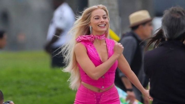 Margot Robbie sigue marcando tendencia con su look “Barbie”