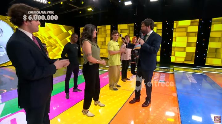 Una concursante de “Los 8 escalones” sorprendió a Guido Kaczka con un curioso regalo